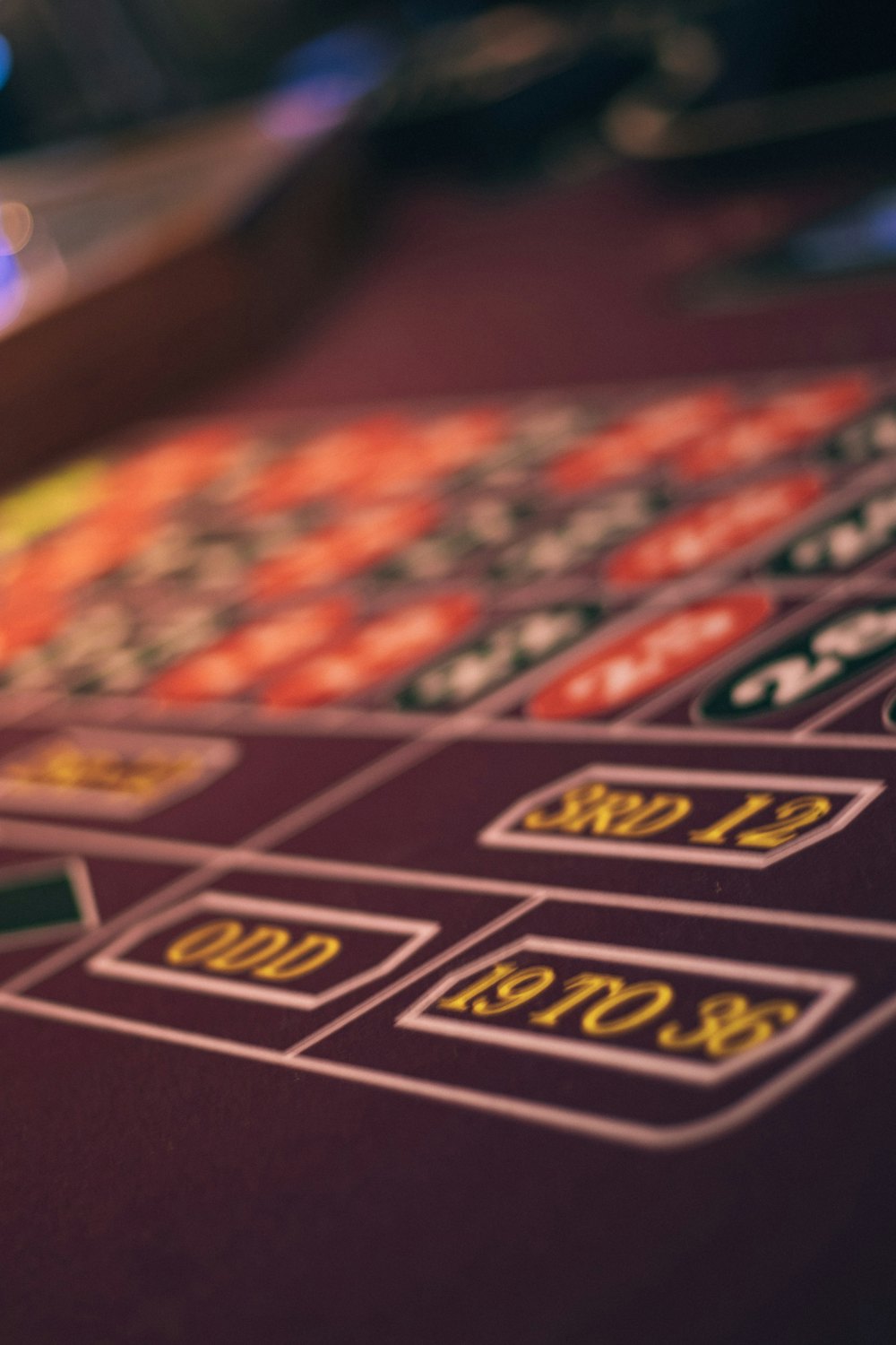 Dealer live casino membagikan kartu di meja permainan