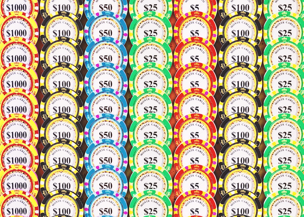 Kartu poker dan tumpukan chip di atas meja hijau